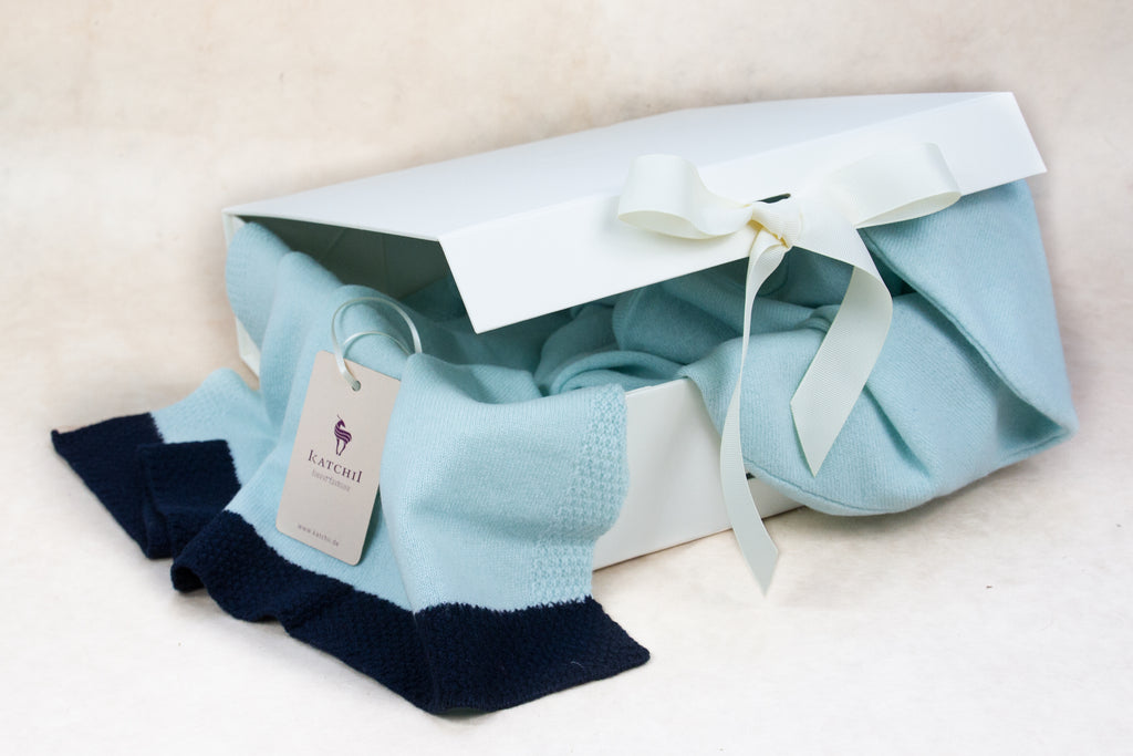 Geschenkbox mit Kaschmir Babydecke türkis hellblaub mit dunkelblauem Rand, gestrickte Kaschmirwolle für baby 