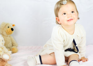 Baby mit creme Cashmere Kleid und Strickjacke 100% Kaschmir Mongolei